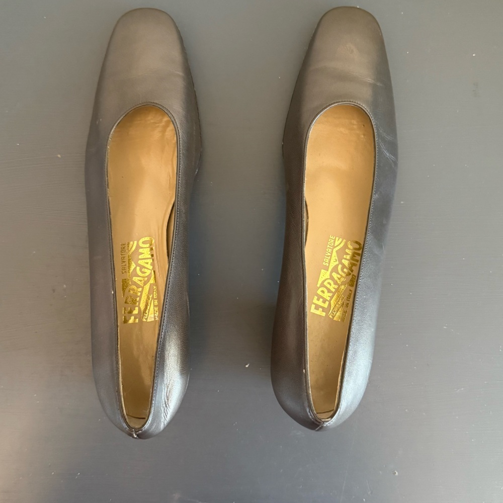 Vintage Salvatore Ferragamo Pewter Metallic Leather Block Heels Pumps Size 10 - Picture 7 of 10